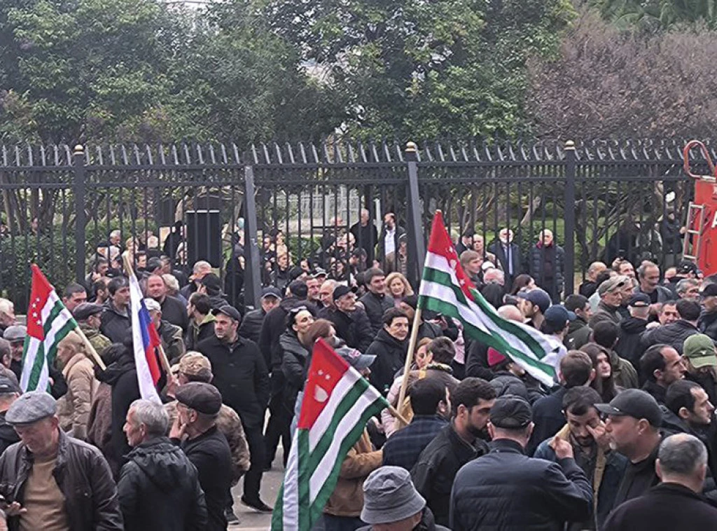 DEMONSTRANTI U GRUZIJSKOJ POKRAJINI ABHAZIJI: Preuzeli kontrolu nad parlamentom i kabinetom predsednika