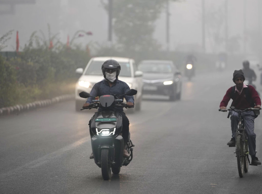 ZAGAĐENJE U NJU DELHIJU: Toksična magla prekrila grad sa 33 miliona ljudi, vlasti zatvorile škole (FOTO/VIDEO)