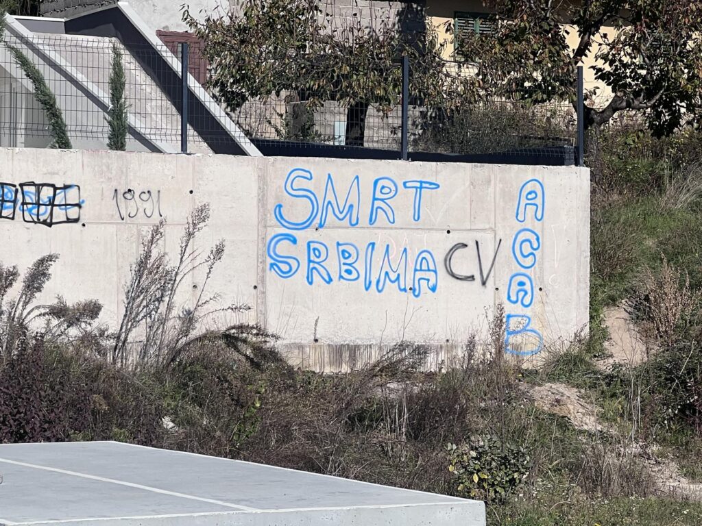 OSVANULI SRAMNI GRAFITI U SINJU: Pozivaju na ubistvo srba