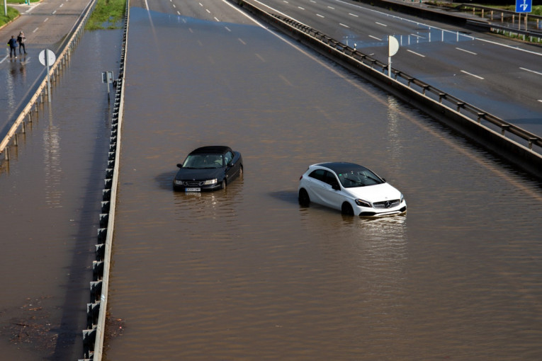 EKSTREMNE PADAVINE POGODILE BARSELONU: Nevreme izazvalo poplave, aerodrom pod vodom (VIDEO)