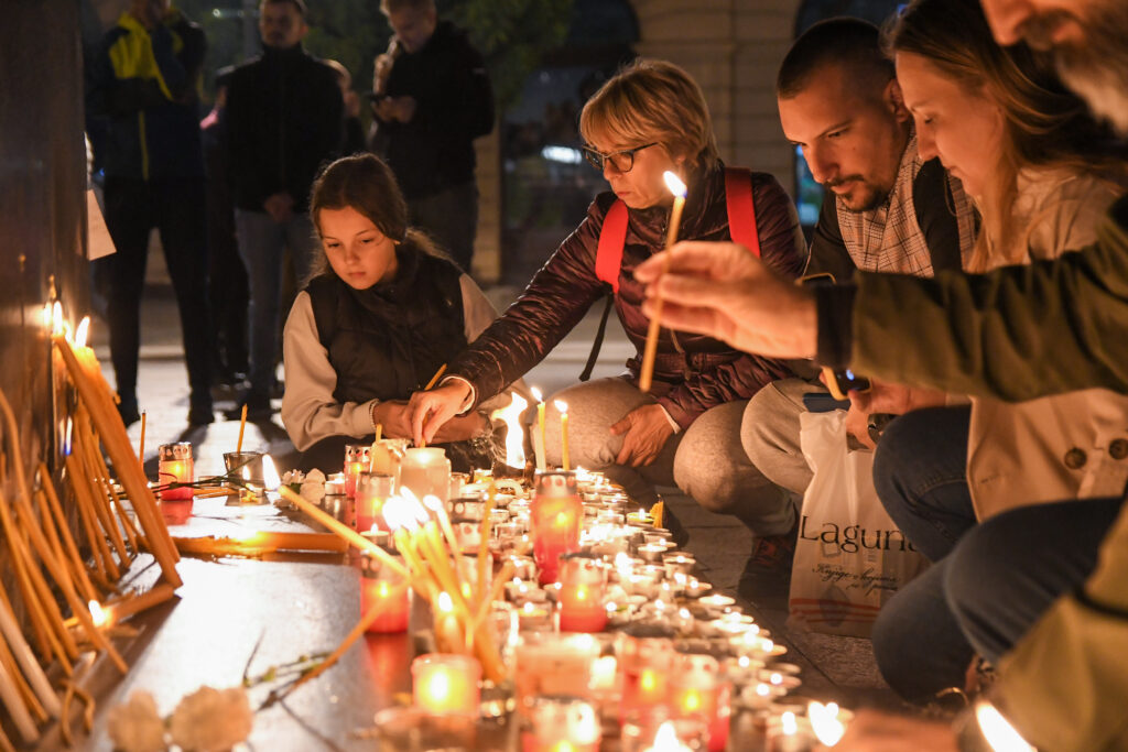 JUTRO POSLE NEMILOSRDNE TRAGEDIJE: Građani pale sveće, ostavljaju cveće i igračke!