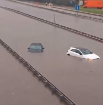 BARSELONA U CRVENOJ ZONI: Avioni „plivaju“ po pisti, automobili zarobljeni na poplaveljnom autoputu (VIDEO)