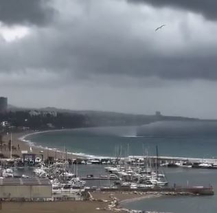 TORNADO DIŽE KRHOTINE IZNAD OBALE MARBELJE: Apeluje se na građane da budu veoma oprezni (VIDEO)