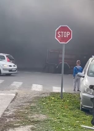 AUTO KOD KULE U PLAMENU: Vatrogasci gase vatru (FOTO/VIDEO)