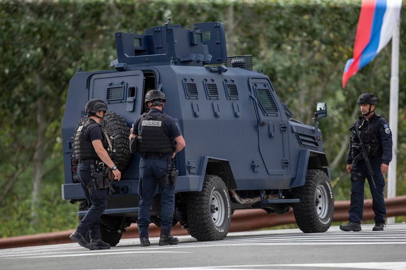 NAPADNUTA POLICIJSKA STANICA U ZVEČANU: Bačene dve ručne bombe