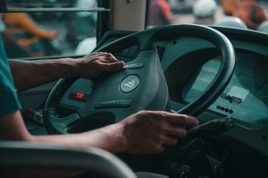 DRAMA U SRPSKOM AUTOBUSU ZA BEČ: Putnik vozača izujedao po licu, jedan drugom pretili smrću