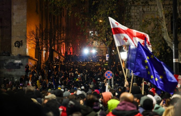 HAOS U GRUZIJI: Specijalci rasterali demonstrante u blizini parlamenta u Tbilisiju