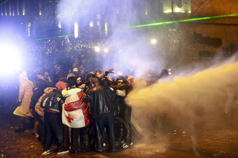 U TBILISIJU PROTESTI IZMAKLI KONTROLI: Demonstranti bacaju petarde, policija uzvraća vodenim topovima! (FOTO)