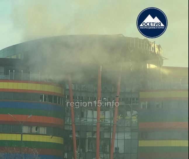 EKSPLOZIJA U TRŽNOM CENTRU U RUSIJI: Vatra buknula dok su radnici otvarali lokale! Ima mrtvih (VIDEO)