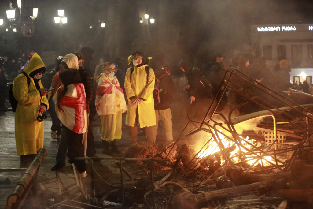 KAMENJE BAKLJE VODENI TOPOVI I SUZAVAC: Na protestima u Gruziji 44 osobe završile u bolnici