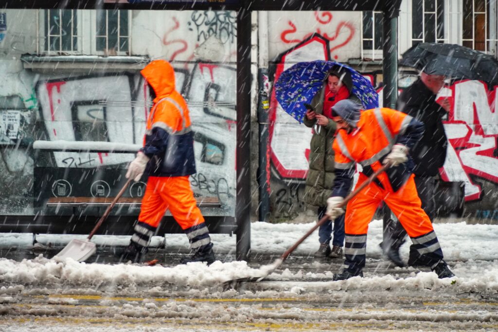 PAŠĆE VIŠE OD 50 CM NOVOG SNEGA: Popaljeni meteoalarmi od ranog jutra, opasno u delovima Srbije!