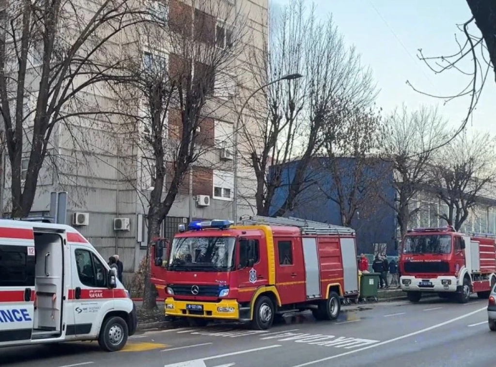 U ČAČKU POŽAR U VIŠESPRATNICI: U centru Čačka danas je izbio je požar u stanu