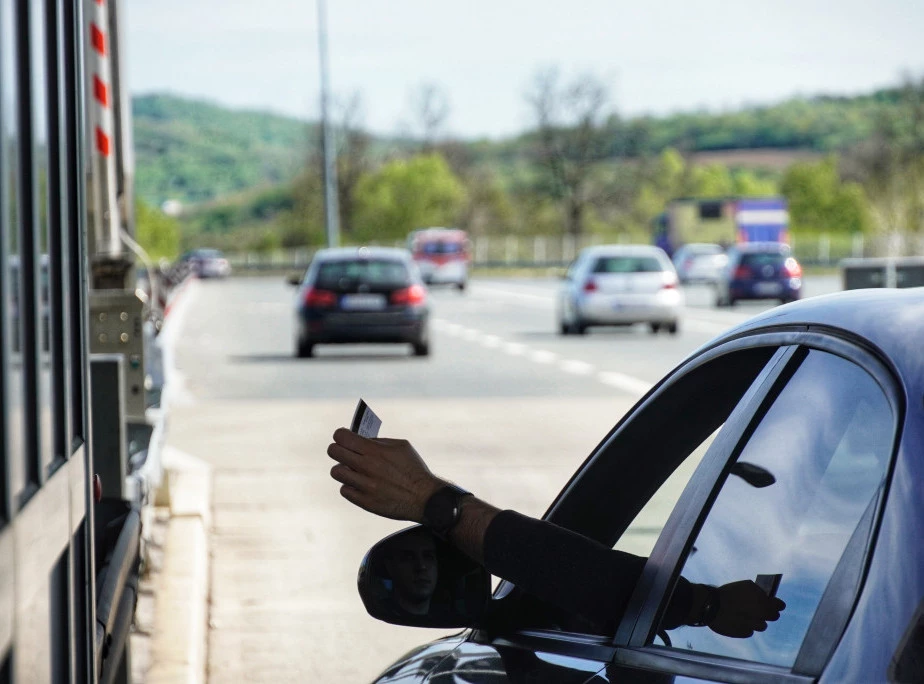 ZAPALJEN AUTOMOBIL NA NAPLATNOJ STANICI: Građani sprečili pravu katastrofu