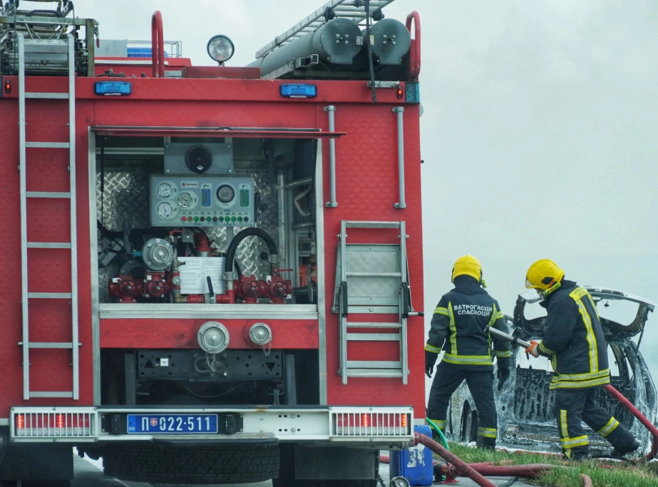 IZBIO POŽAR NA PALILULI: Vatrogasci iz objekta izvukli telo