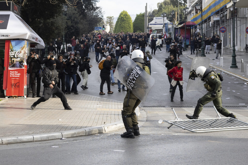 DEMONSTRACIJE U ATINI UZELE MAHA: Lete kamenice i Molotovljevi kokteli, bačen suzavac, povređeni policajci (FOTO, VIDEO)