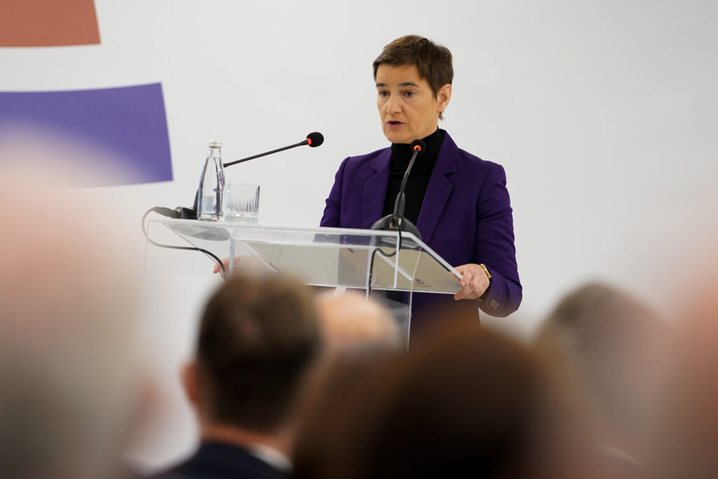 PREDSEDNIK SRBIJE POZIVA DA SE STVARI POSTAVE NA MESTO: Ana Brnabić podnosi 100 potpisa za referendum o poverenju Vučiću