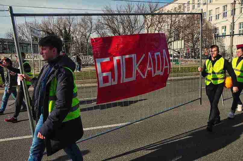 POČELA BLOKADA AUTOKOMANDE: Hiljade studenata se kreće auto-putem!