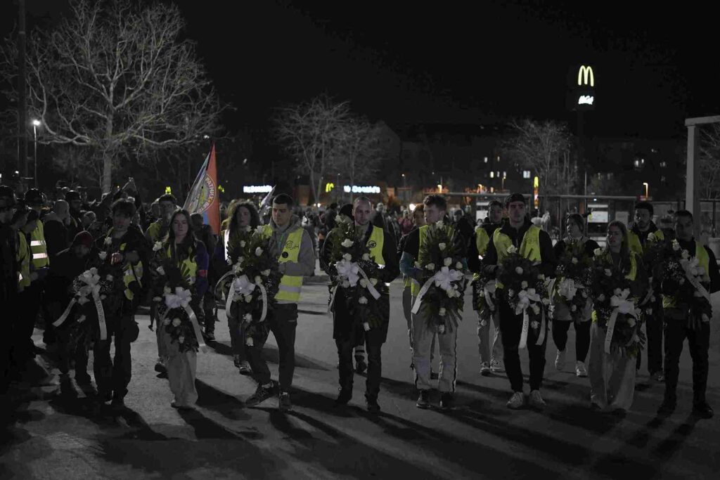 BEOGRADSKI STUDENTI STIGLI U NOVI SAD: Himna Srbije „Bože pravde“ orila se gradskim ulicama (VIDEO)