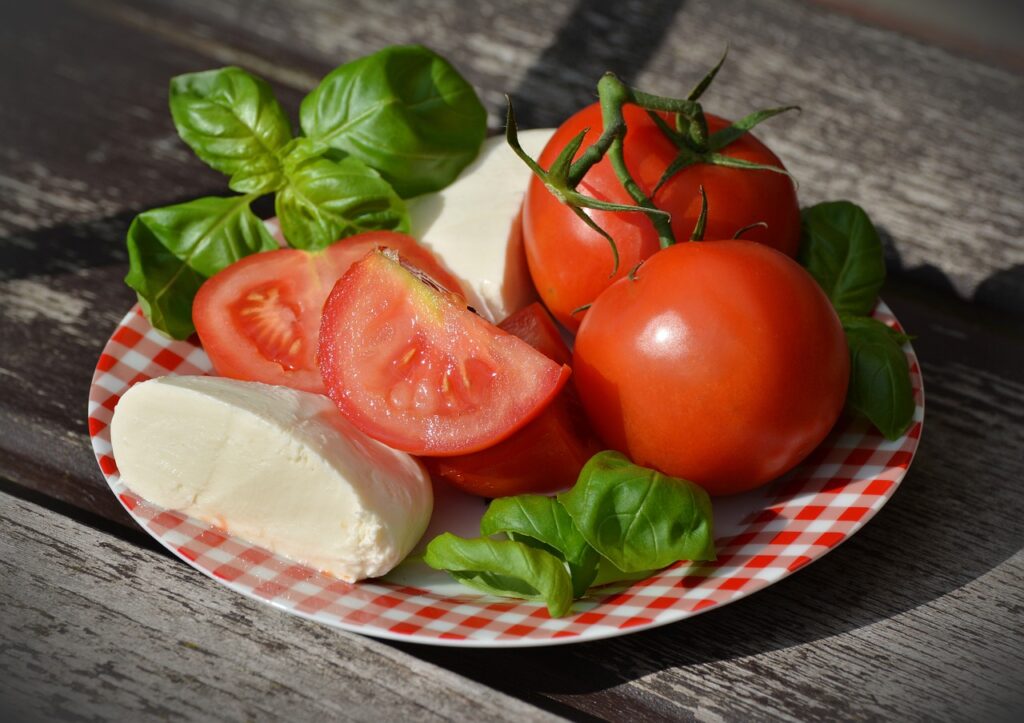 ZAŠTO SE ŠOPSKA SALATA BAŠ TAKO ZOVE: Nezaobilazni je deo trpeze