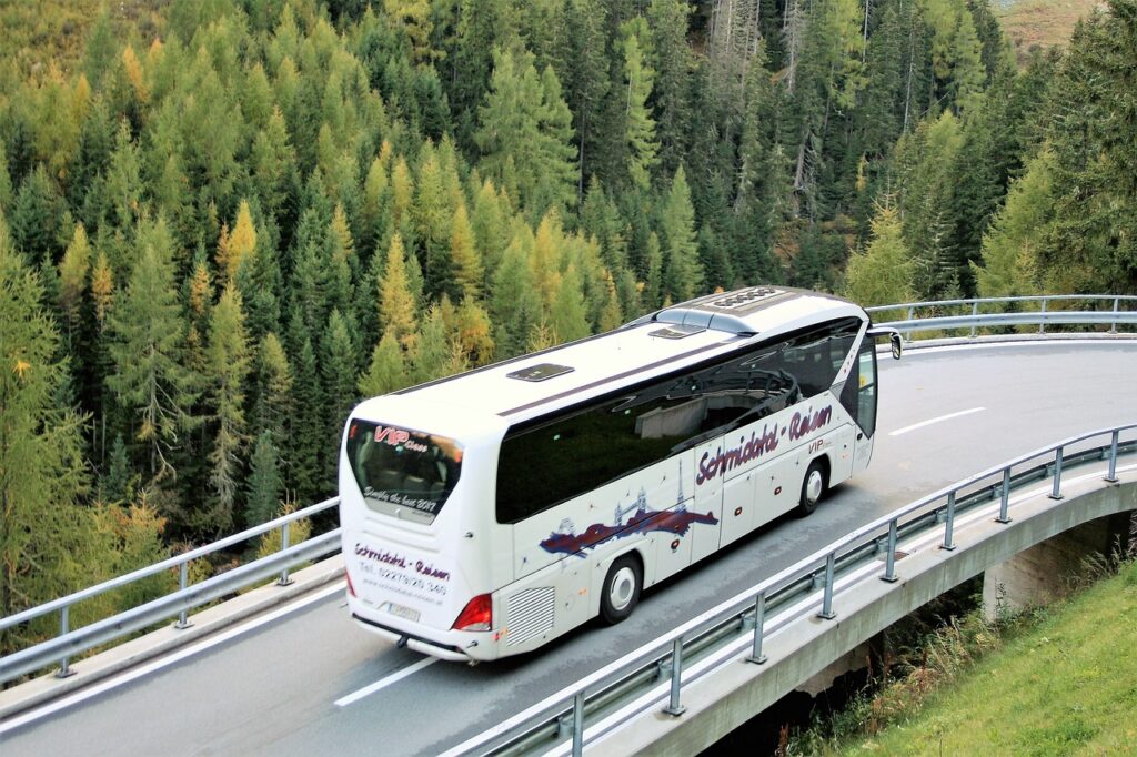 HOROR NA PUTU: Prevrnuo se autobus pun dece, jedno dete kritično