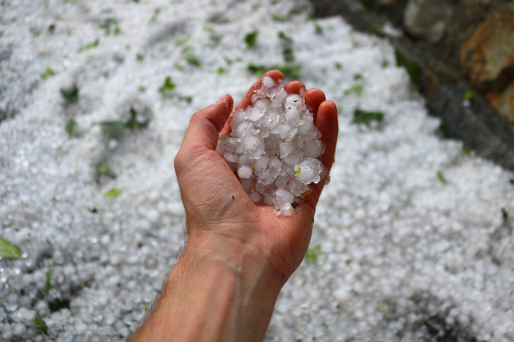 GRADONOSNA OLUJA U NIŠU: Nevreme rasteralo turiste