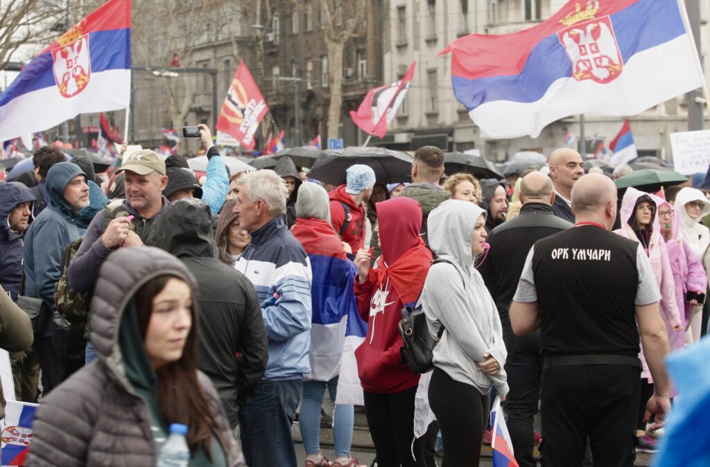 NA PRELAZ PREKO BRANKOVOG MOSTA SE ČEKA VIŠE OD SAT VREMENA: Kod Ušća još uvek veliki broj građana