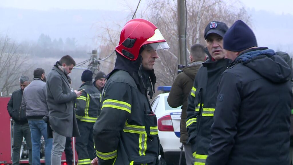 CRNI DIM KULJA NA SVE STRANE: Požar na Bežanijskoj kosi vidljiv iz više delova grada