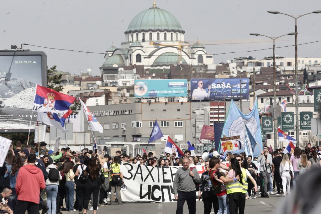 GUŽVA NA PROTESTU U BEOGRADU: Uhapšen nasilni vozač BMW