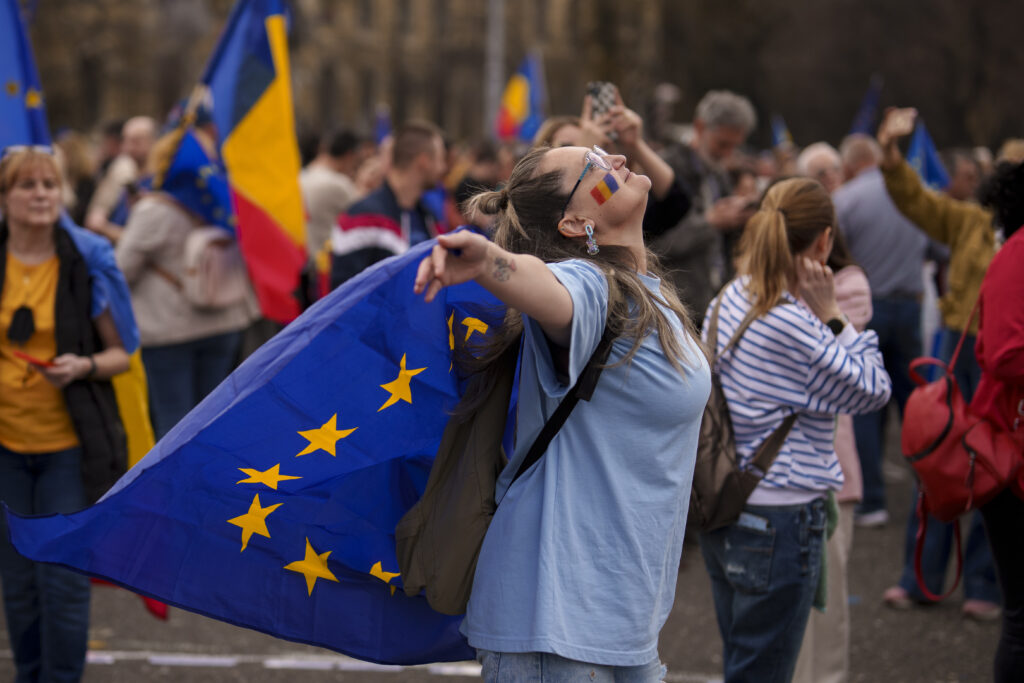 ŽELIMO DEMOKRATIJU A NE TIRANIJU: Hiljade ljudi na proevropskom mitingu u Bukureštu