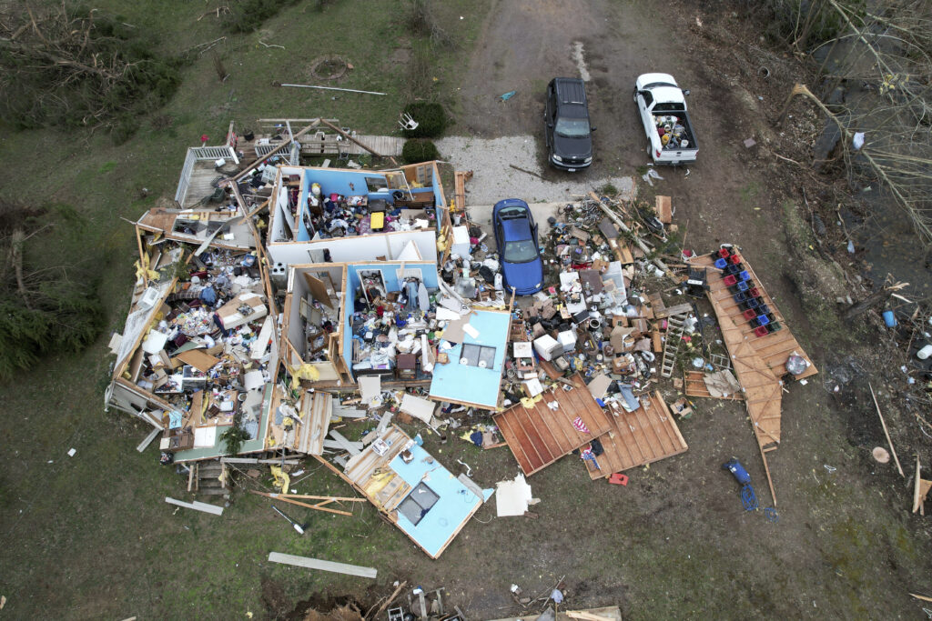 NEMILOSRDNI TORNADO ZAHVATIO DELOVE SAD: Više od 30 mrtvih, naređena hitna evakuacija!