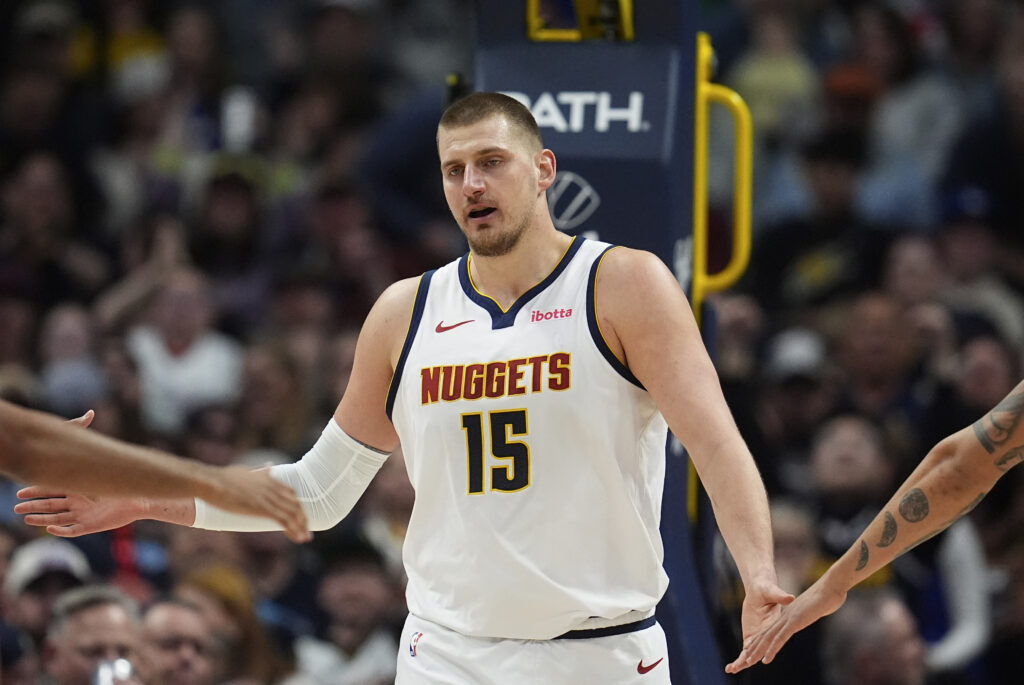 OD MUKE SE HVATAO ZA GLAVU: Jokić snimljen dok je Denver bio u teškom minusu (VIDEO)