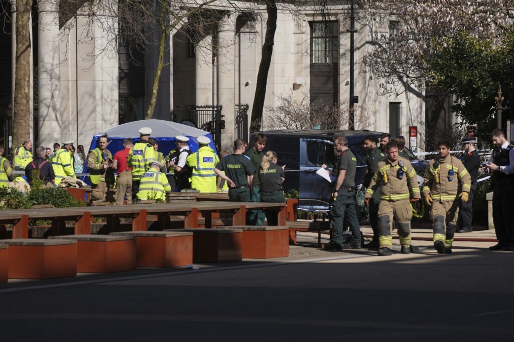 UDARIO TROJE PEŠAKA U CENTRU LONDONA: Vozač kombija uhapšen zbog izazivanja smrti bezobzirnom vožnjom