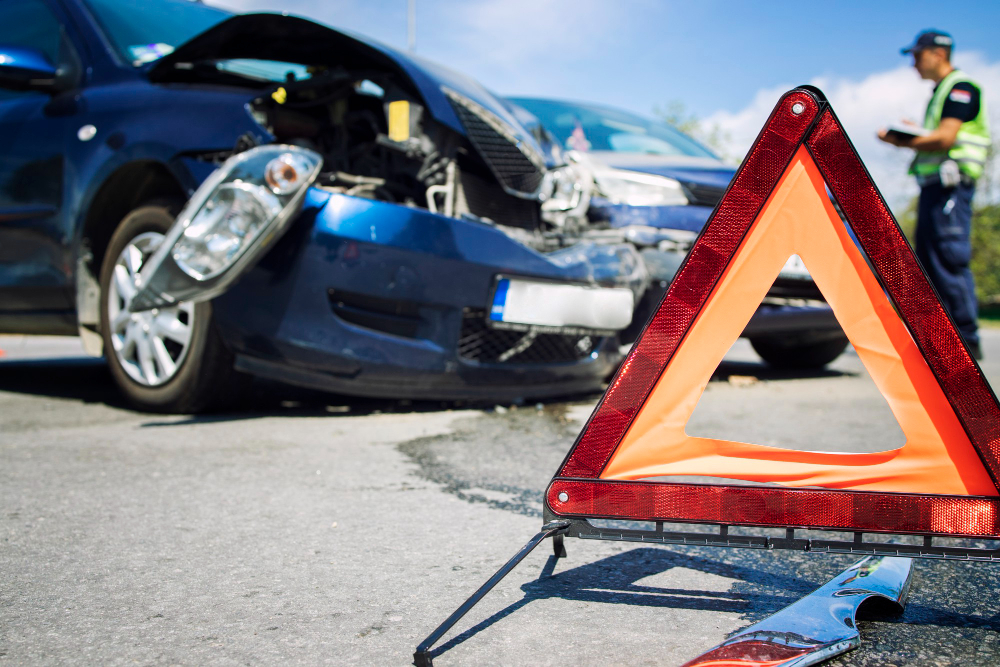 POVREĐENO 11 OSOBA MEĐU NJIMA I DETE: Automobilom udario u autobusku stanicu