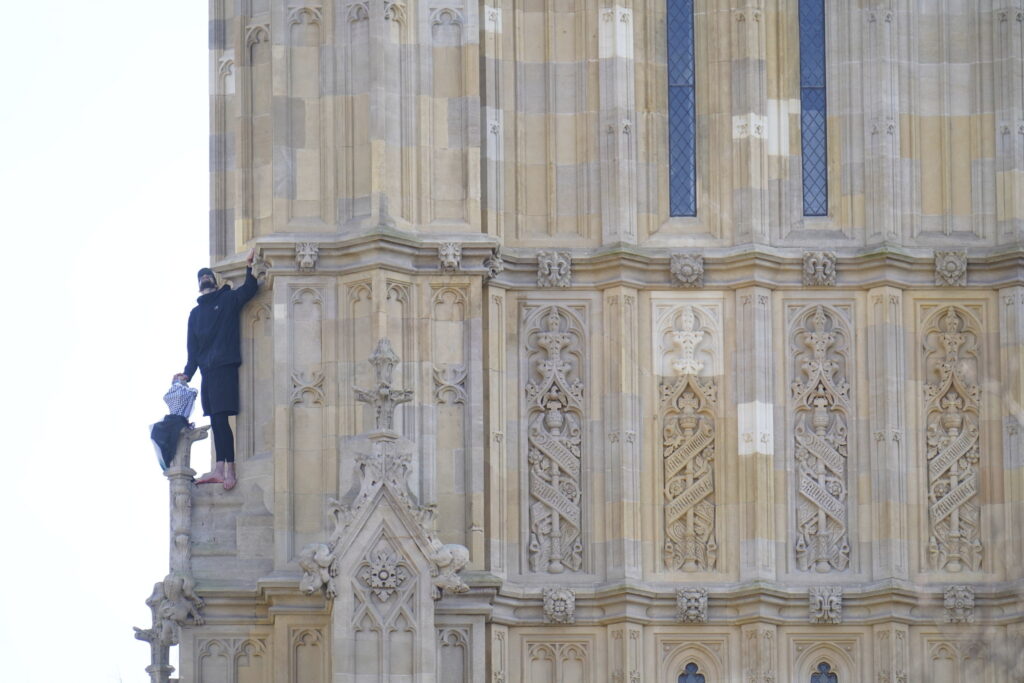 INTERVENISALA HITNA SLUŽBA: Muškarac sa palestinskom zastavom se popeo na Big Ben