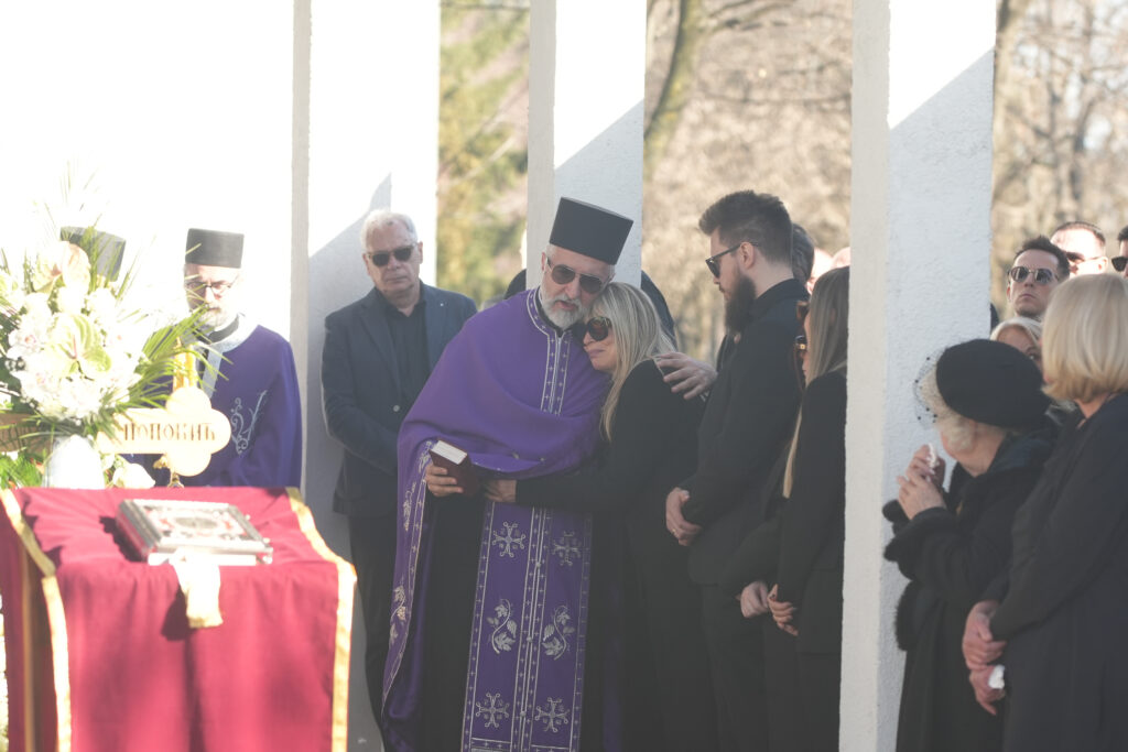 ISPRAĆEN UZ APLAUZ: Sahranjen Saša Popović, tamburaši svirali njegovu omiljenu pesmu