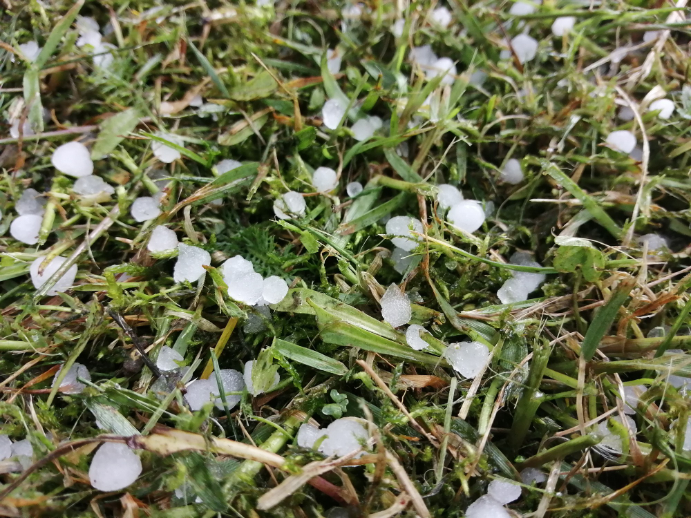 TEŠKO NEVREME U REPUBLICI SRPSKOJ: Grad zabeleo krovove i ulice