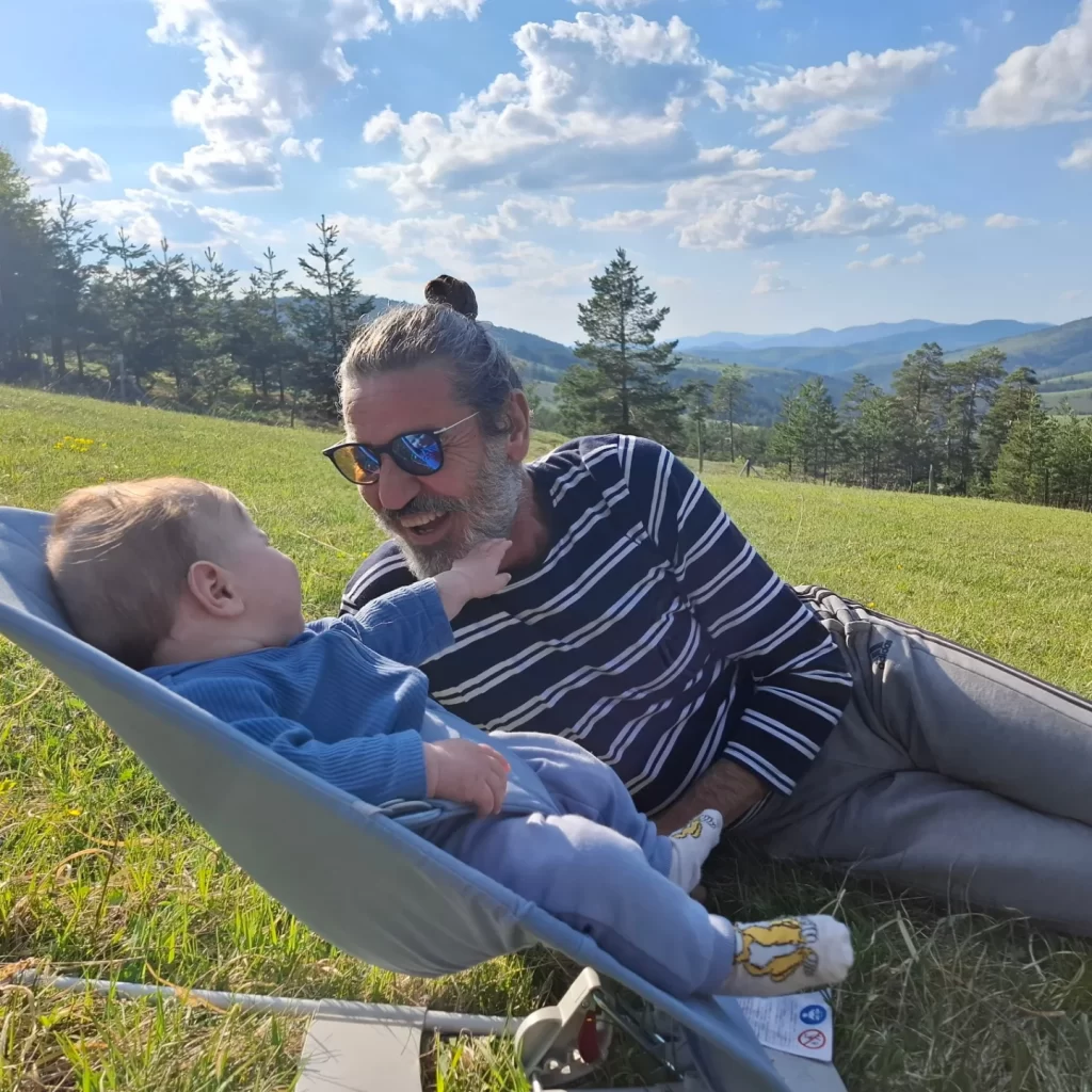 KAKVO UŽIVANJE: Gagi Jovanović sa suprugom otišao na planinu, odveli i unuka Luku