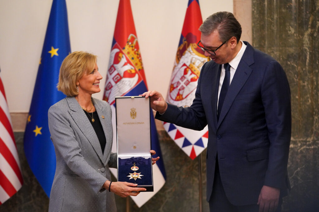 VEK I PO DUGA ISTORIJA DIPLOMATSKIH ODNOSA: Vučić uručio Klaudiji Teni Orden srpske zastave prvog stepena
