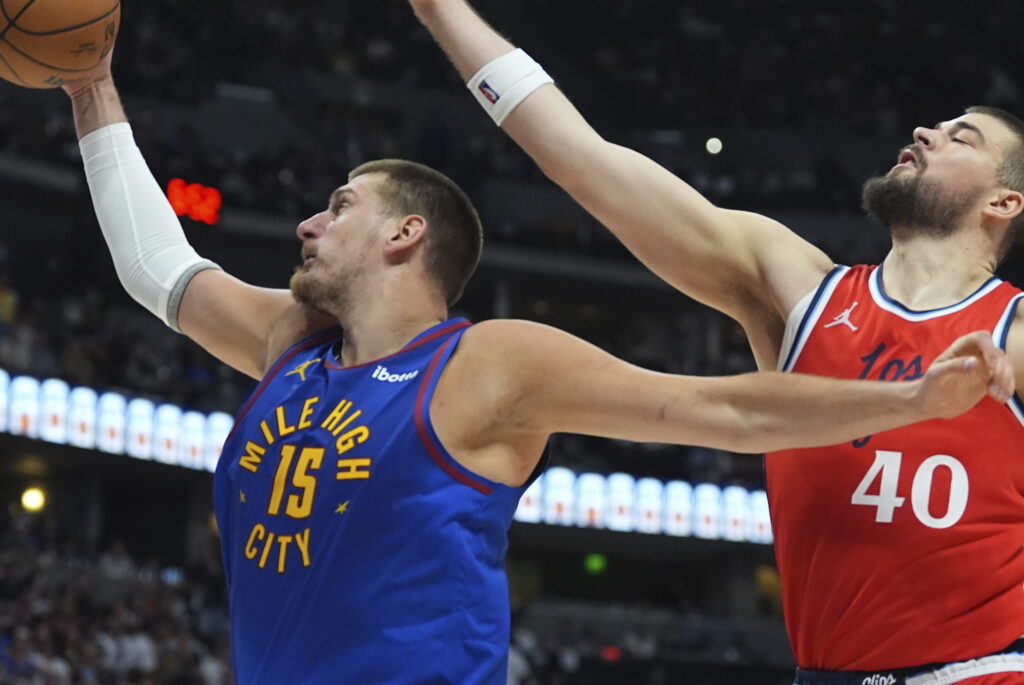 PRAVI SPORTSKI DUH: Jokić prišao suparnicima nakon pobede