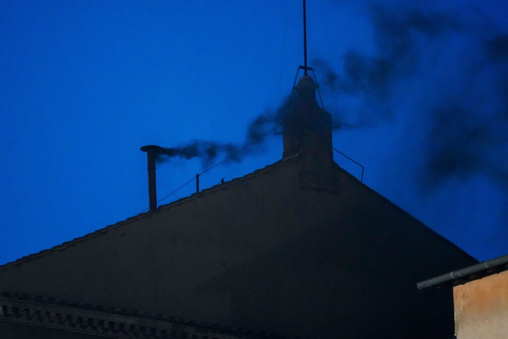 CRNI DIM IZ DIMNJAKA SIKSTINSKE KAPELE: Konklava nije izabrala novog papu