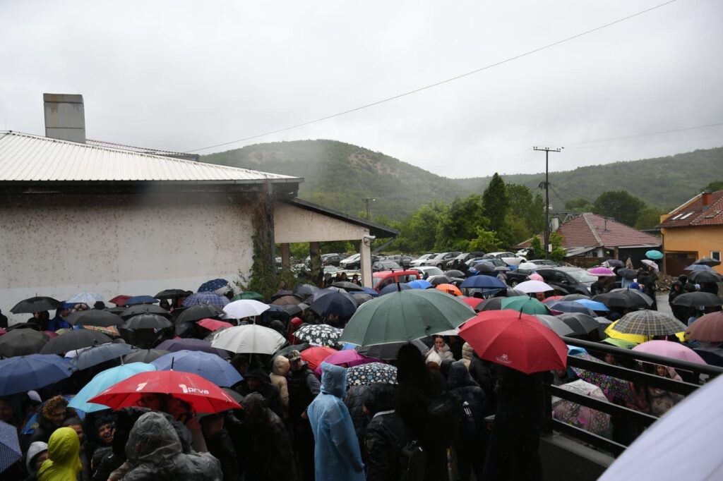 VRATITE NAM HALU: Više stotina roditelja i dece protestuje u Kosovskoj Mitrovici