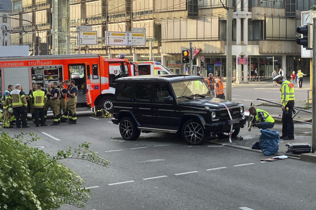 POVREĐENO NEKOLIKO OSOBA: Mercedesom udario u grupu ljudi na pešačkom prelazu