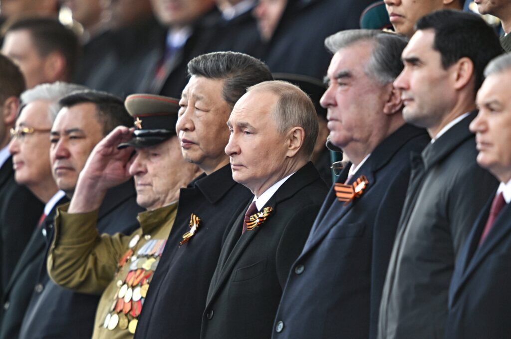 DAN POBEDE U MOSKVI: Počela vojna parada, Si Đinping i Putin u prvom redu