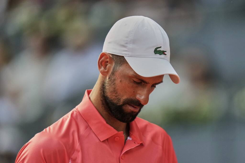 U LOŠOJ JE FORMI: Spekuliše se da li će Novak igrati na Rolan Garosu