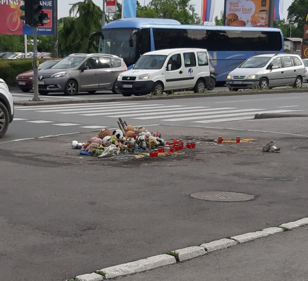 URINIRAO PO SVEĆAMA I CVEĆU: Sramotno skrnavljenje uspomene na stradale na Železničkoj stanici