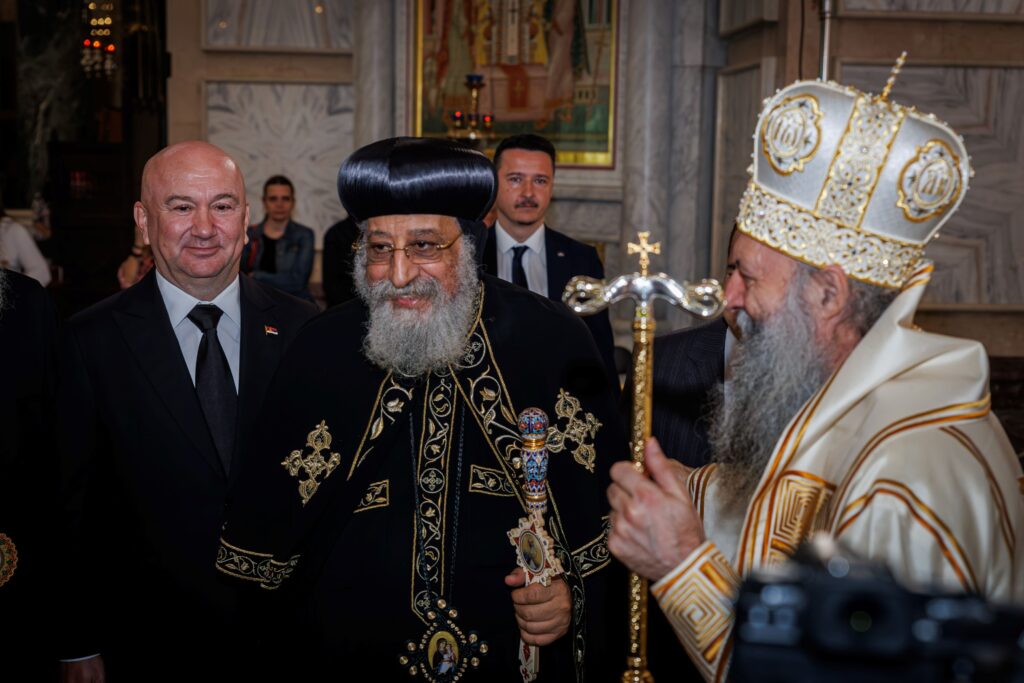 ODRŽANA LITURGIJA POSVEĆENA SVETIM ŽENAMA: Porfirije dočekao Koptskog patrijarha
