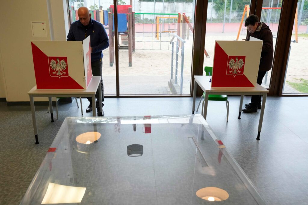 BIRALIŠTA ĆE BITI OTVORENA DO 21 ČAS: U Poljskoj počeli predsednički izbori