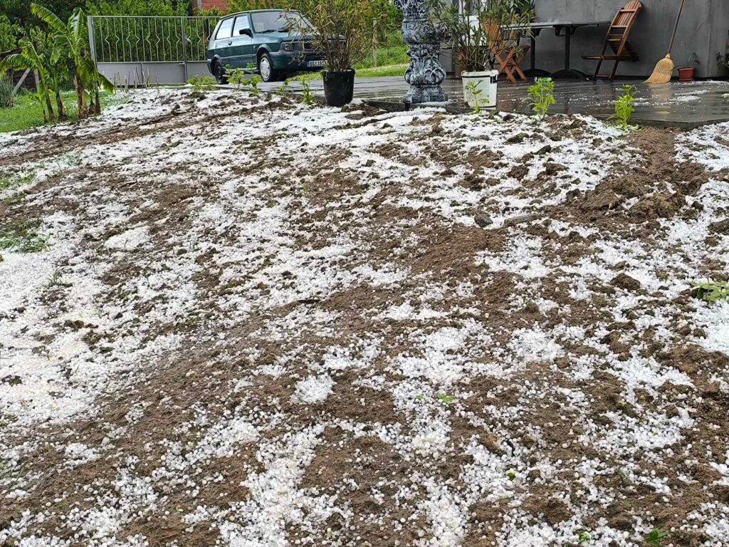 NEVREME ŠIROM ZEMLJE: Snažan grad se sručio, reke teku dvorištima