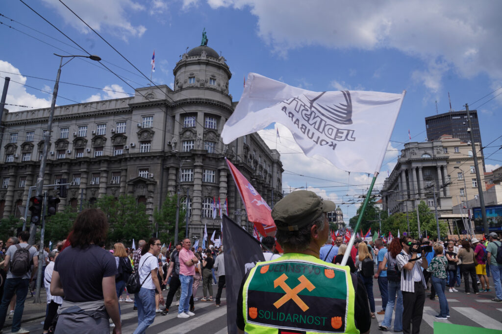 NE ZANIMA IH POLITIKA: Predstavnici pet sindikata predalo zahteve Vladi Srbije