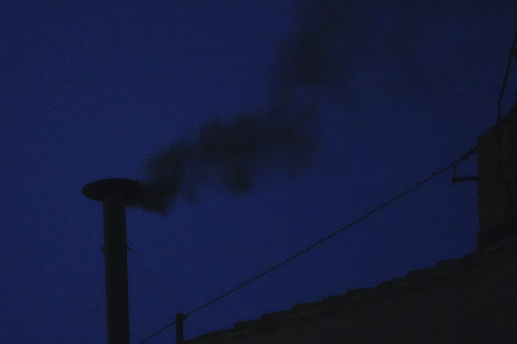 CRNI DIM IZ DIMNJAKA SISTINSKE KAPELE: Konklava nije izabrala novog papu
